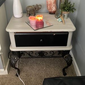 2 matching side tables.